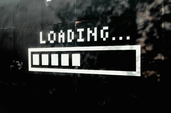 A white loading bar with five filled segments on a black wall